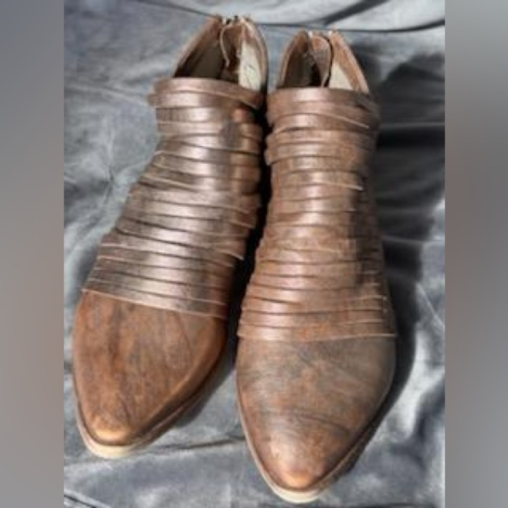 Free People Lost Valley Booties
Metallic Bronze Italian Leather
size 39/8.5 - Picture 12 of 15